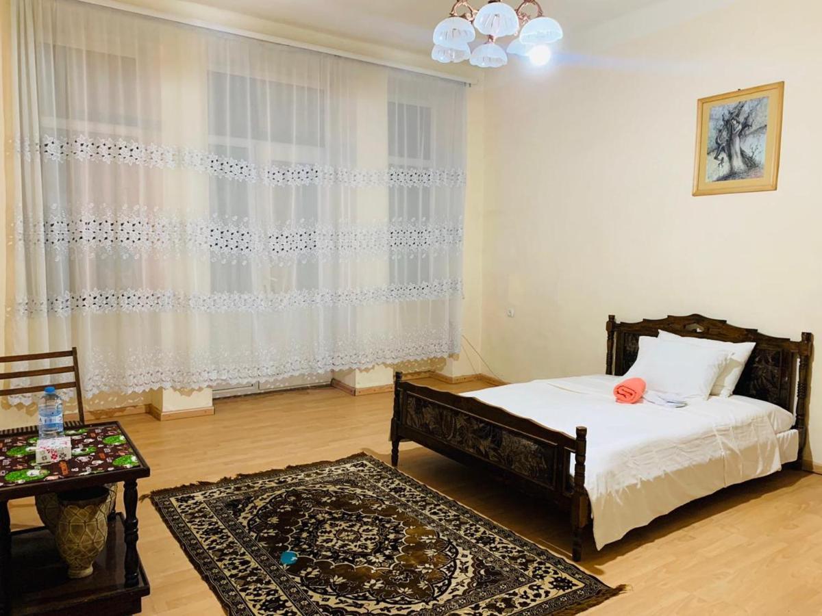 Infinity Hostel & Tour Yerevan Bagian luar foto