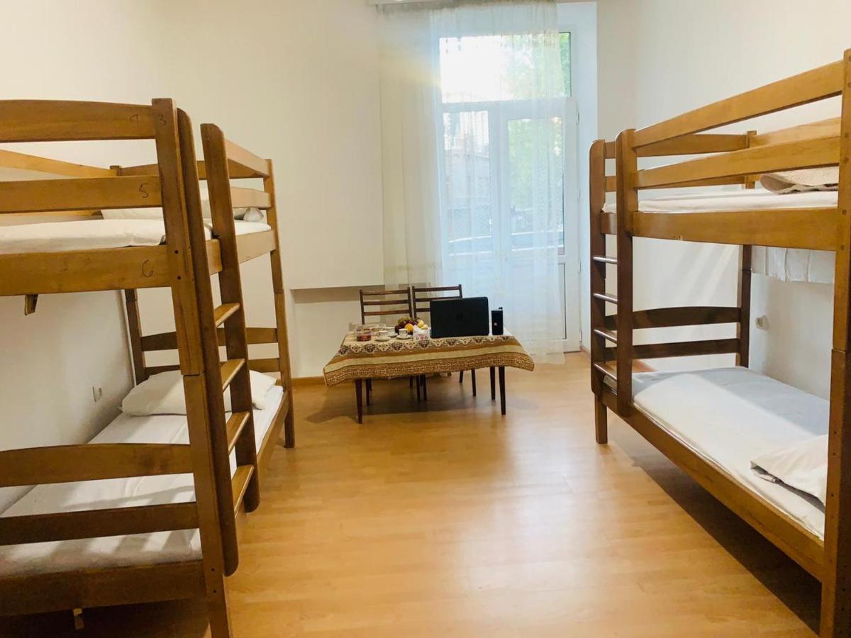 Infinity Hostel & Tour Yerevan Bagian luar foto