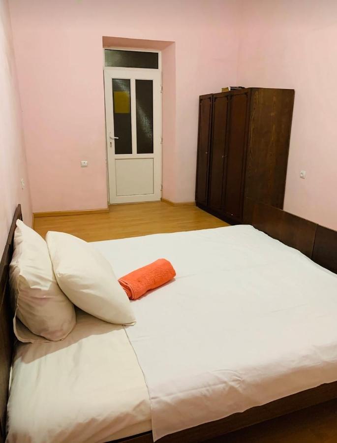 Infinity Hostel & Tour Yerevan Bagian luar foto