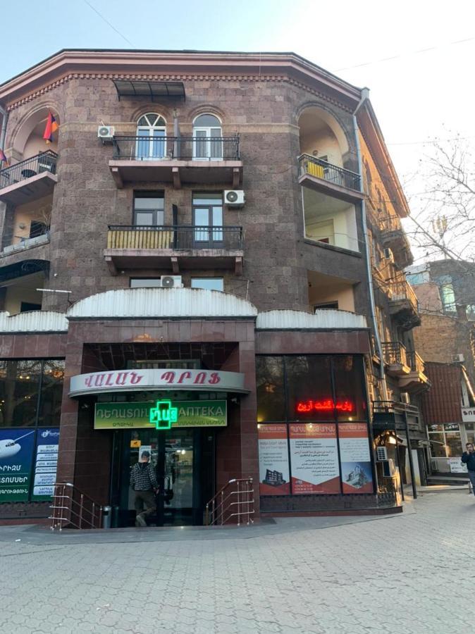 Infinity Hostel & Tour Yerevan Bagian luar foto