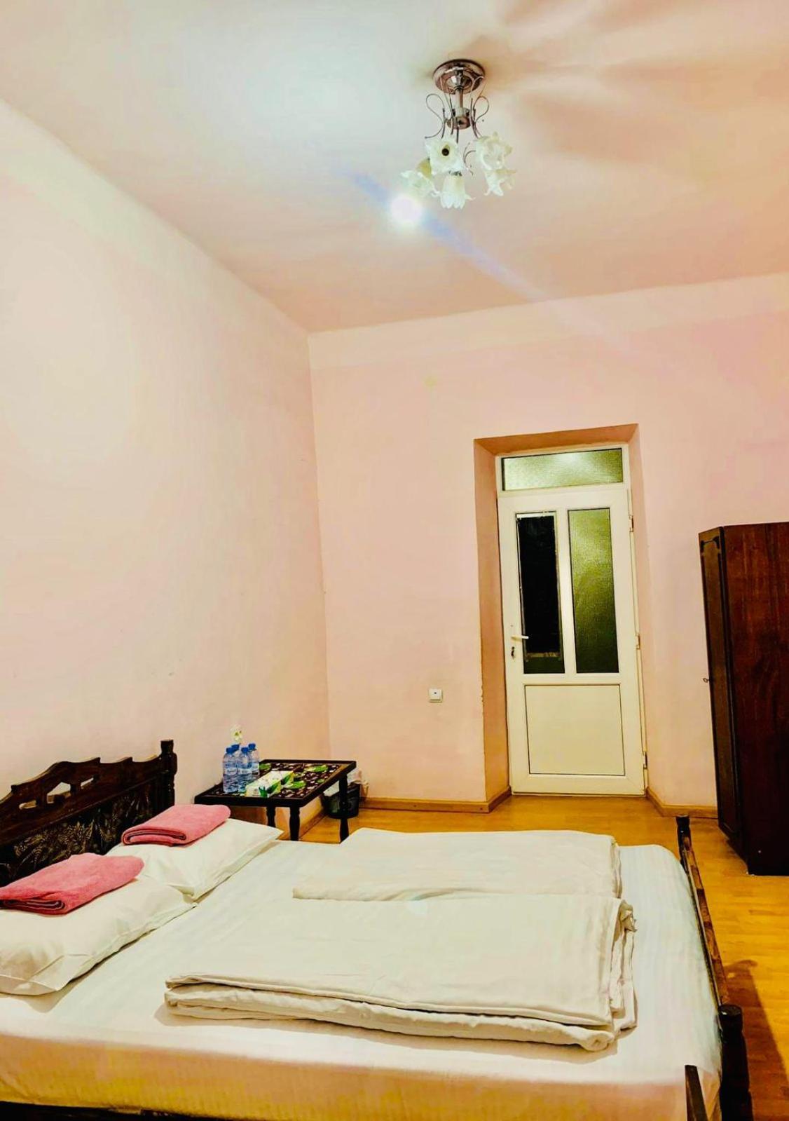 Infinity Hostel & Tour Yerevan Bagian luar foto