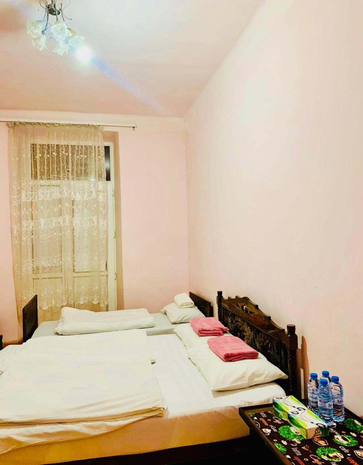 Infinity Hostel & Tour Yerevan Bagian luar foto