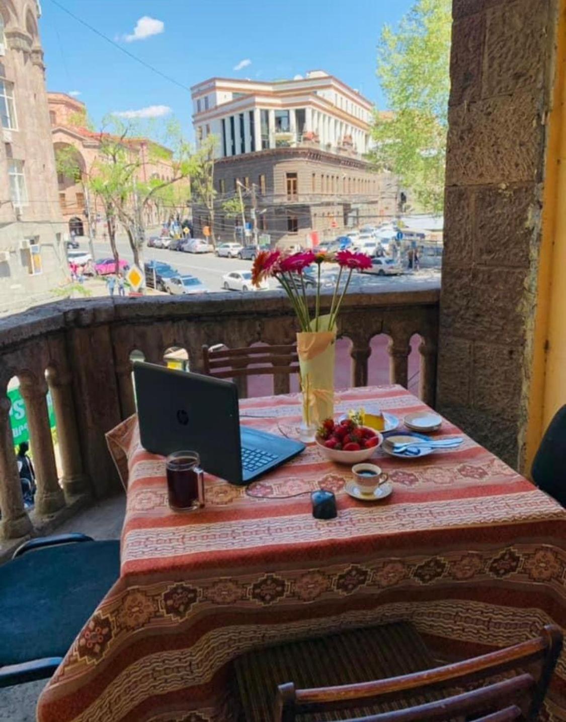 Infinity Hostel & Tour Yerevan Bagian luar foto